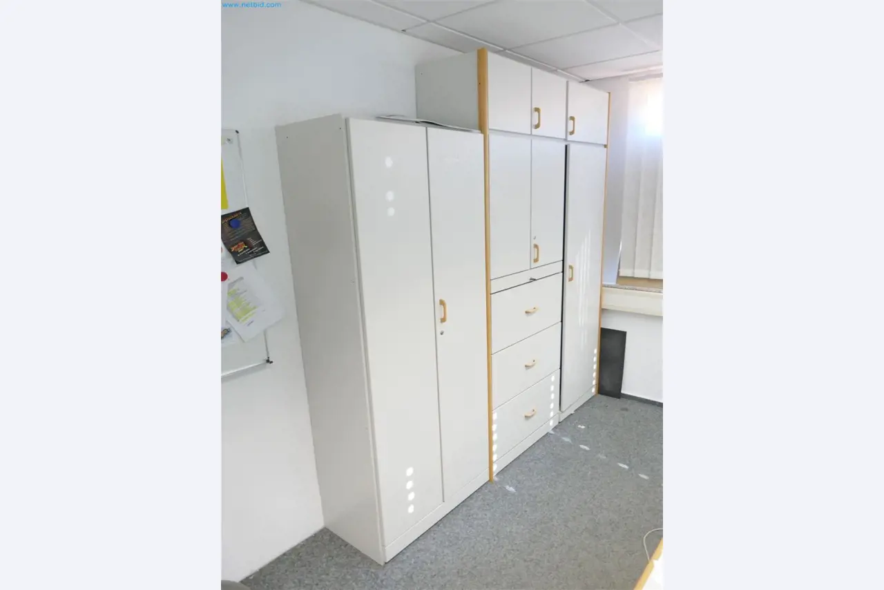 Machines, inventarissen, opbergtechniek en designmeubels van een meubelfabrikant-1