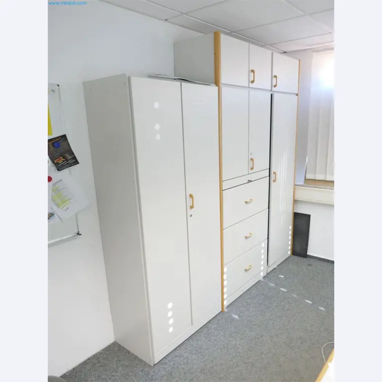 Machines, inventarissen, opbergtechniek en designmeubels van een meubelfabrikant-1