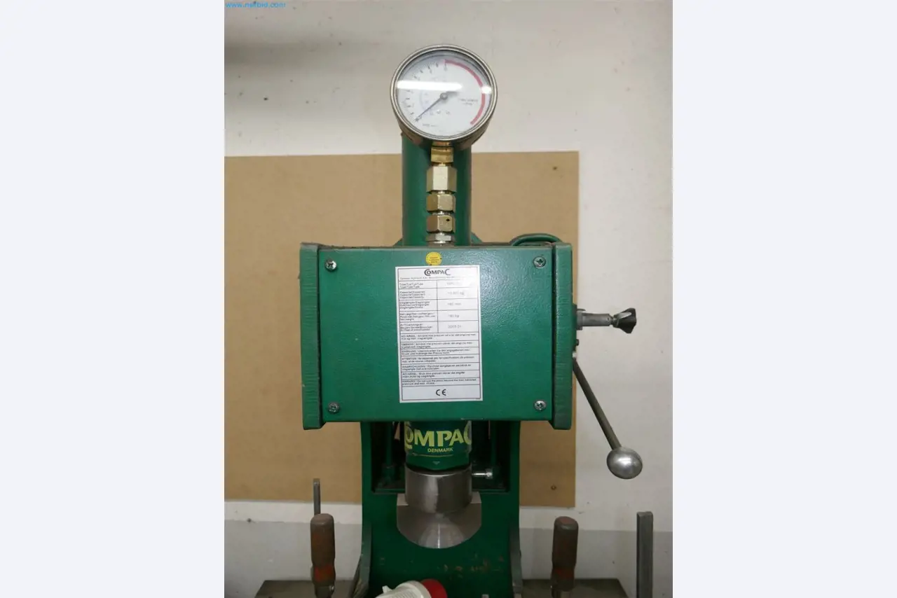 Maschinen, Warenvorräte, Lagertechnik u. Designmöbel eines Möbelherstellers-3