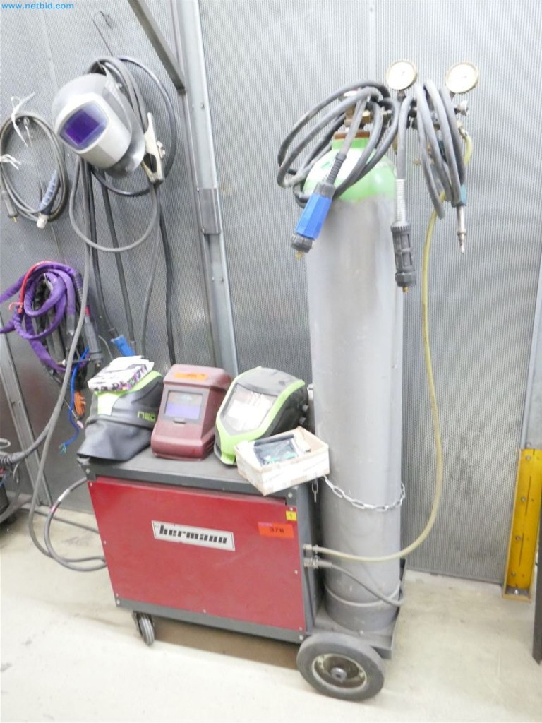 Stroje, zásoby, skladová technika a designový nábytek od výrobce nábytku-1