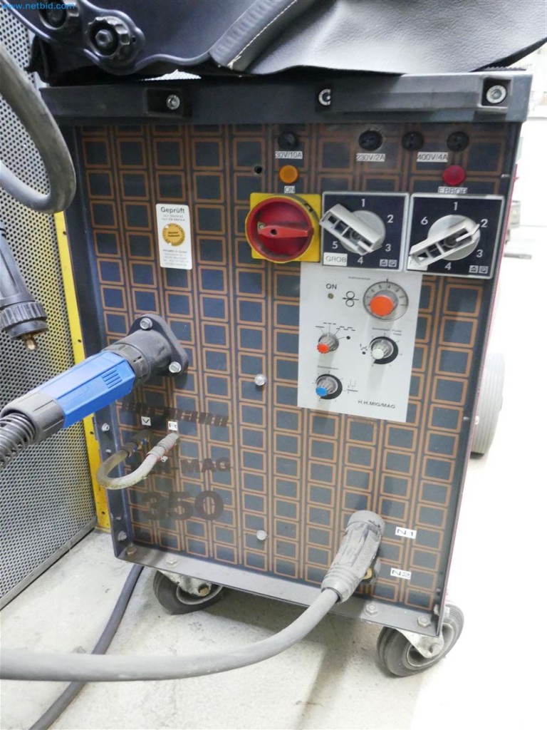 Stroje, zásoby, skladová technika a designový nábytek od výrobce nábytku-2