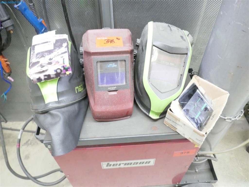 Stroje, zásoby, skladová technika a designový nábytek od výrobce nábytku-4