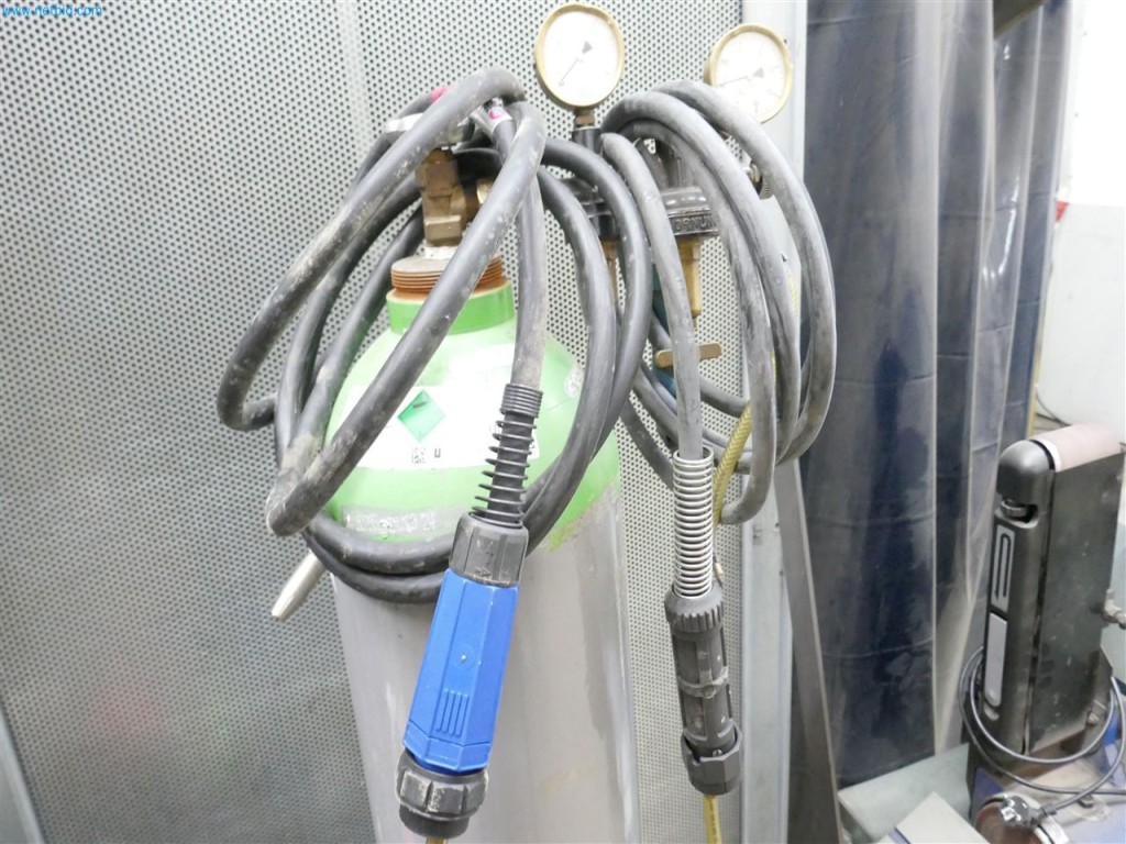 Stroje, zásoby, skladová technika a designový nábytek od výrobce nábytku-5