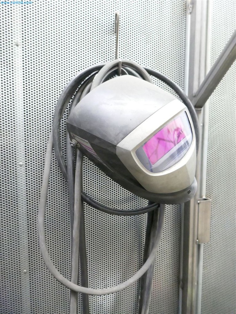 Stroje, zásoby, skladová technika a designový nábytek od výrobce nábytku-6