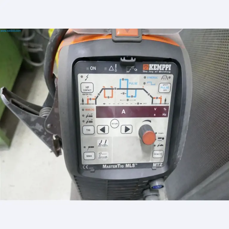 Máquinas, inventarios, tecnología de almacenamiento y muebles de diseño de un fabricante de muebles-1