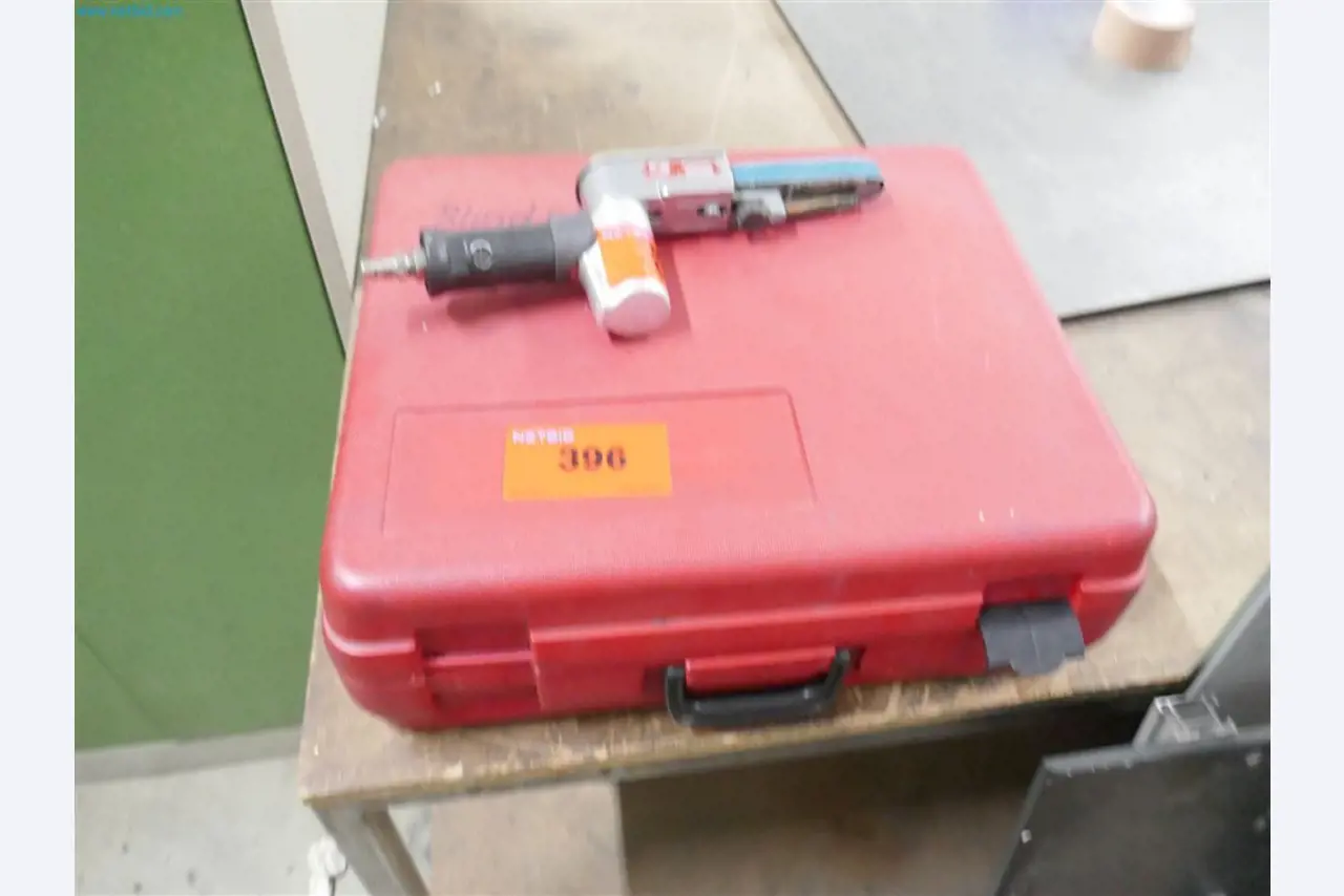 Stroje, zásoby, skladová technika a designový nábytek od výrobce nábytku-1