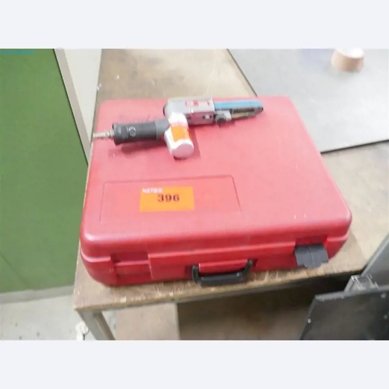 Stroje, zásoby, skladová technika a designový nábytek od výrobce nábytku-1