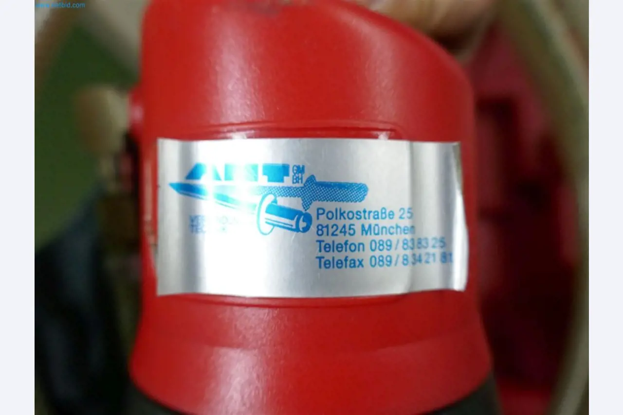 Stroje, zásoby, skladová technika a designový nábytek od výrobce nábytku-3