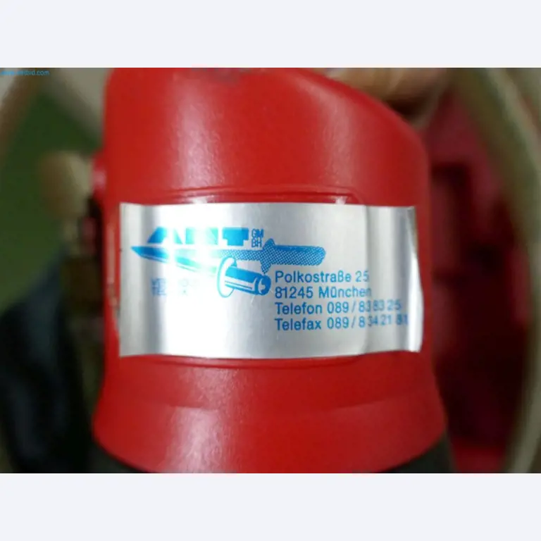 Stroje, zásoby, skladová technika a designový nábytek od výrobce nábytku-3