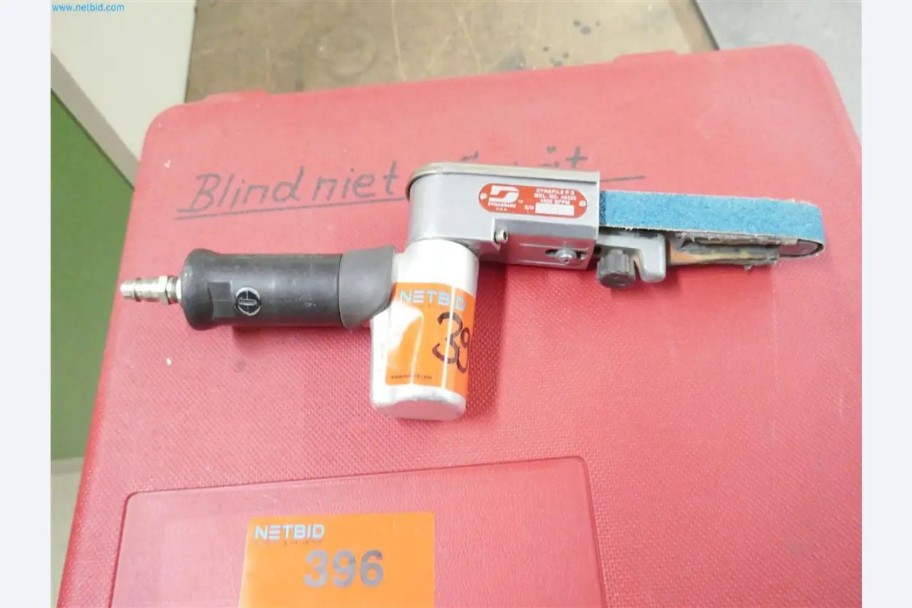 Stroje, zásoby, skladová technika a designový nábytek od výrobce nábytku-4