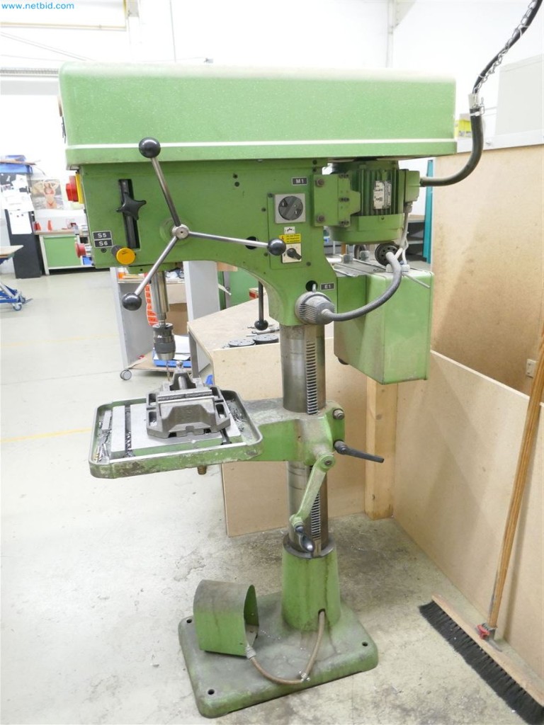 Maschinen, Warenvorräte, Lagertechnik u. Designmöbel eines Möbelherstellers-5