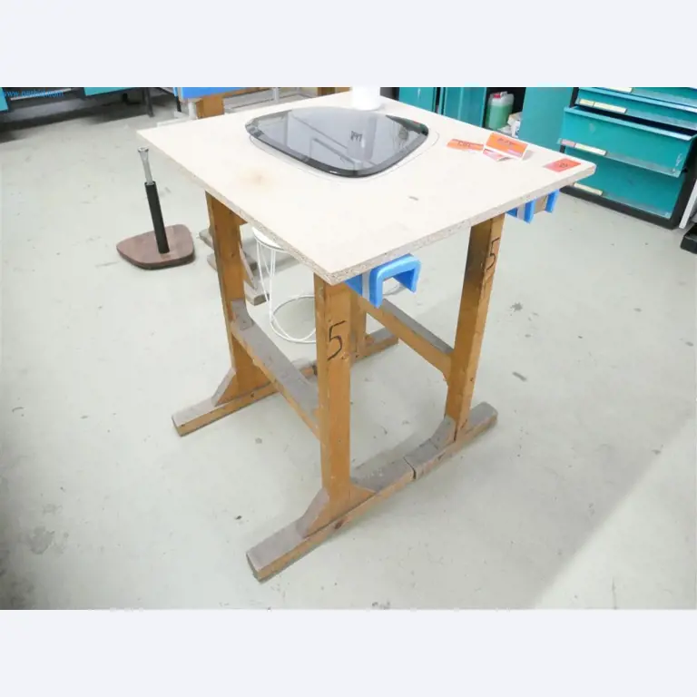 Machines, inventarissen, opbergtechniek en designmeubels van een meubelfabrikant-3