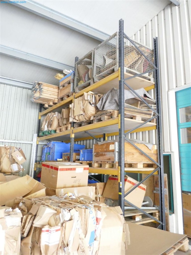 Stroje, zásoby, skladová technika a designový nábytek od výrobce nábytku-2