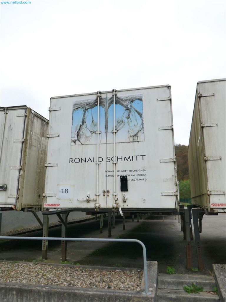 Maschinen, Warenvorräte, Lagertechnik u. Designmöbel eines Möbelherstellers-1