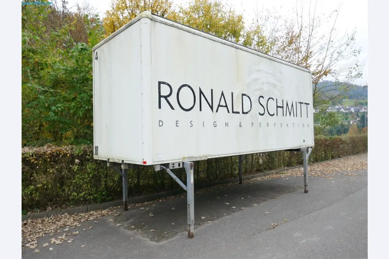 Maschinen, Warenvorräte, Lagertechnik u. Designmöbel eines Möbelherstellers-1