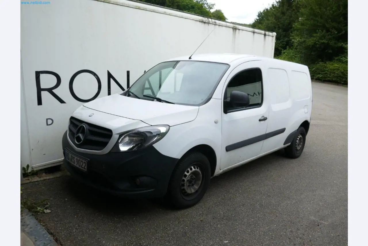 Maschinen, Warenvorräte, Lagertechnik u. Designmöbel eines Möbelherstellers-1