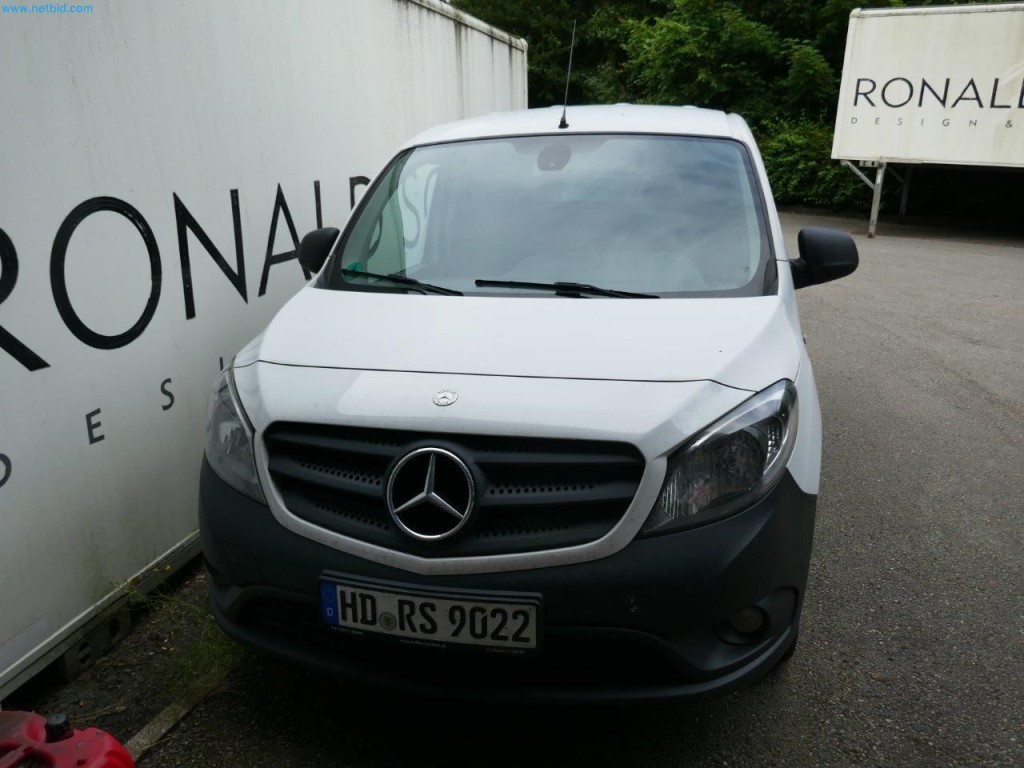 Maschinen, Warenvorräte, Lagertechnik u. Designmöbel eines Möbelherstellers-4