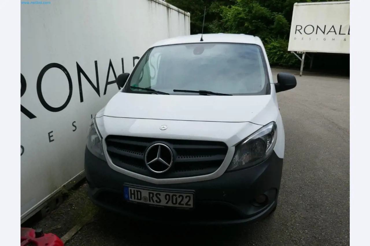 Maschinen, Warenvorräte, Lagertechnik u. Designmöbel eines Möbelherstellers-4