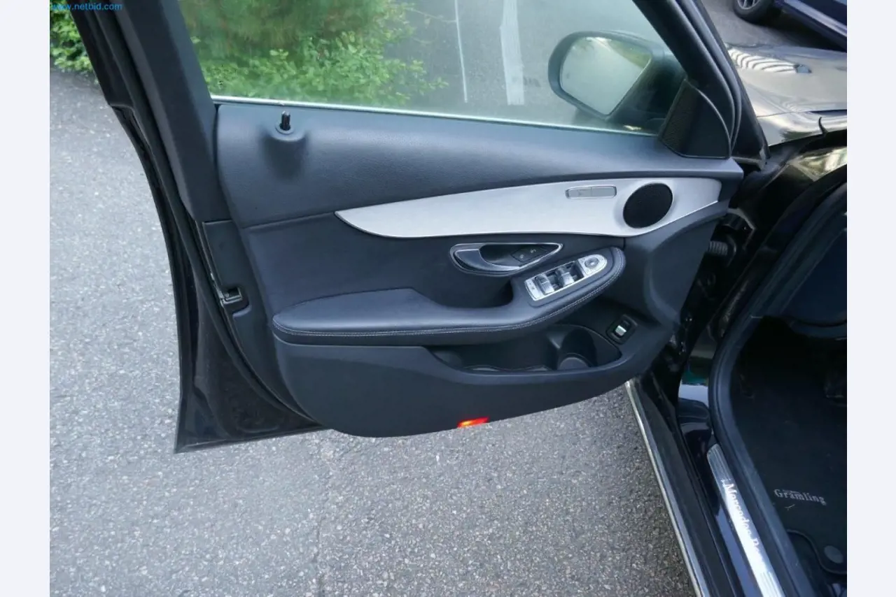 Maschinen, Warenvorräte, Lagertechnik u. Designmöbel eines Möbelherstellers-4