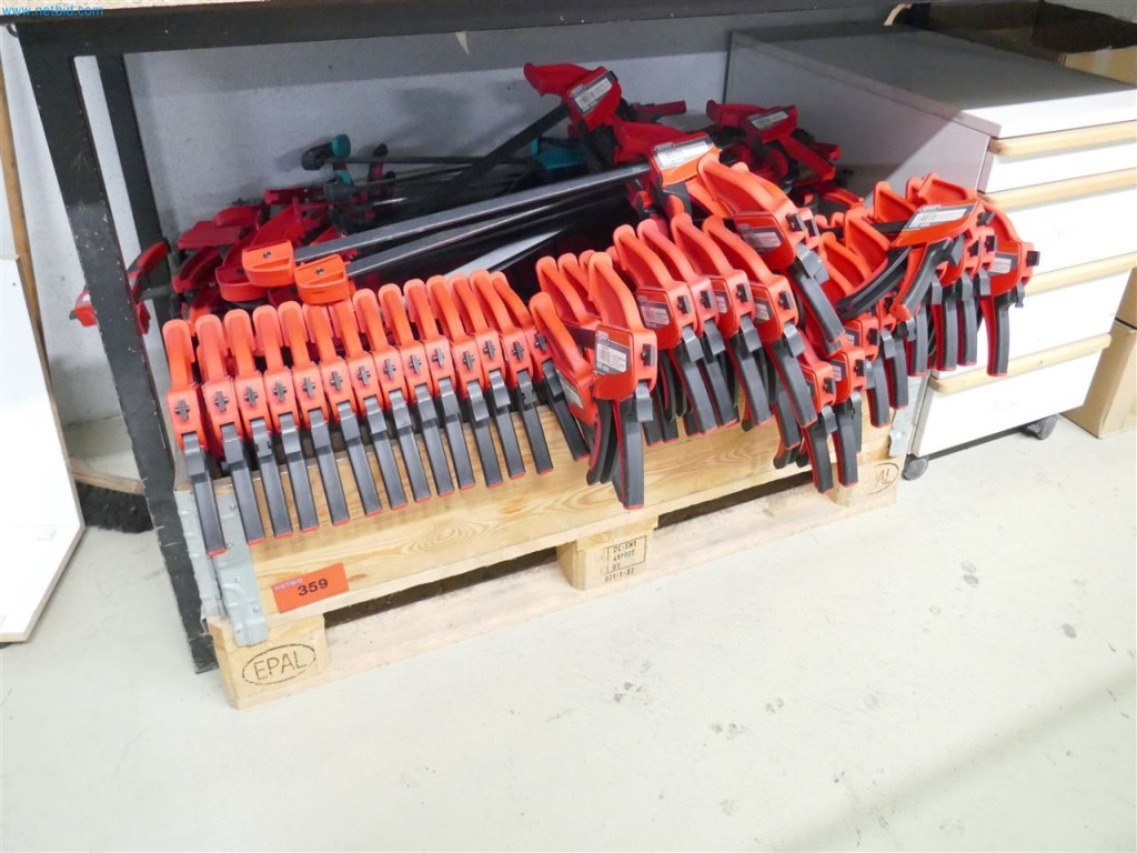 Maschinen, Warenvorräte, Lagertechnik u. Designmöbel eines Möbelherstellers-1