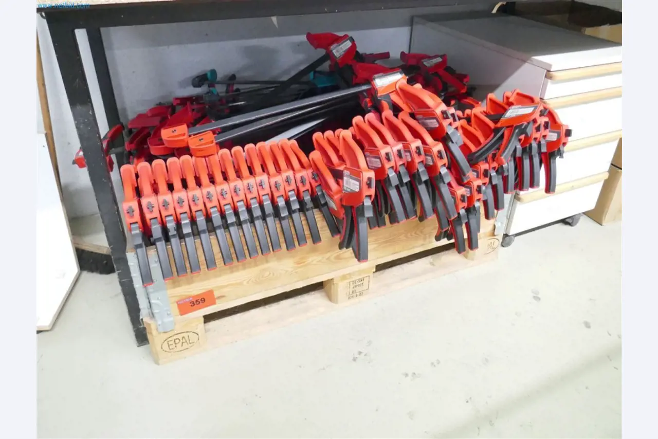 Maschinen, Warenvorräte, Lagertechnik u. Designmöbel eines Möbelherstellers-1