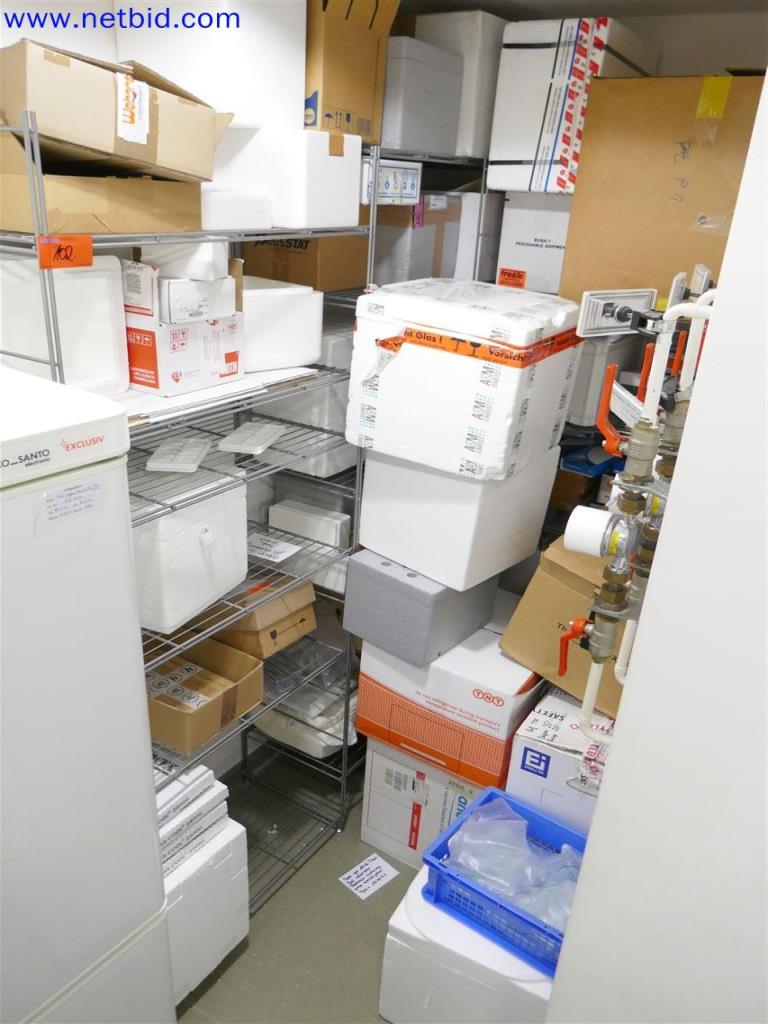 Gepflegte und umfangreiche Laborausstattung -1