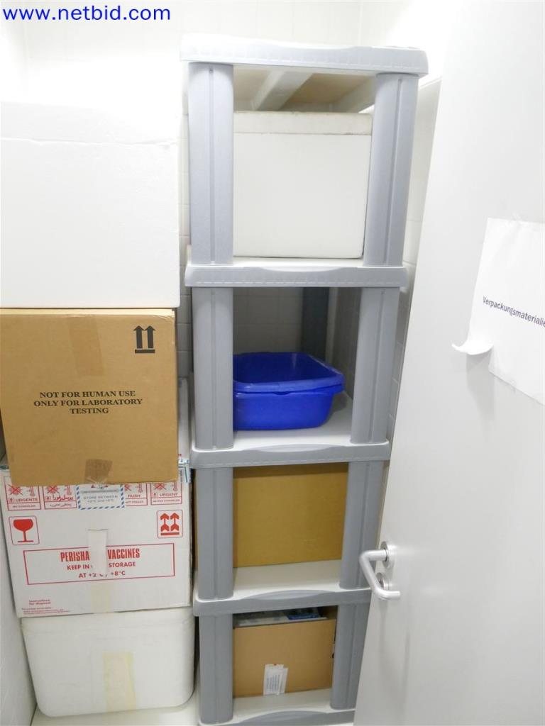 Gepflegte und umfangreiche Laborausstattung -2