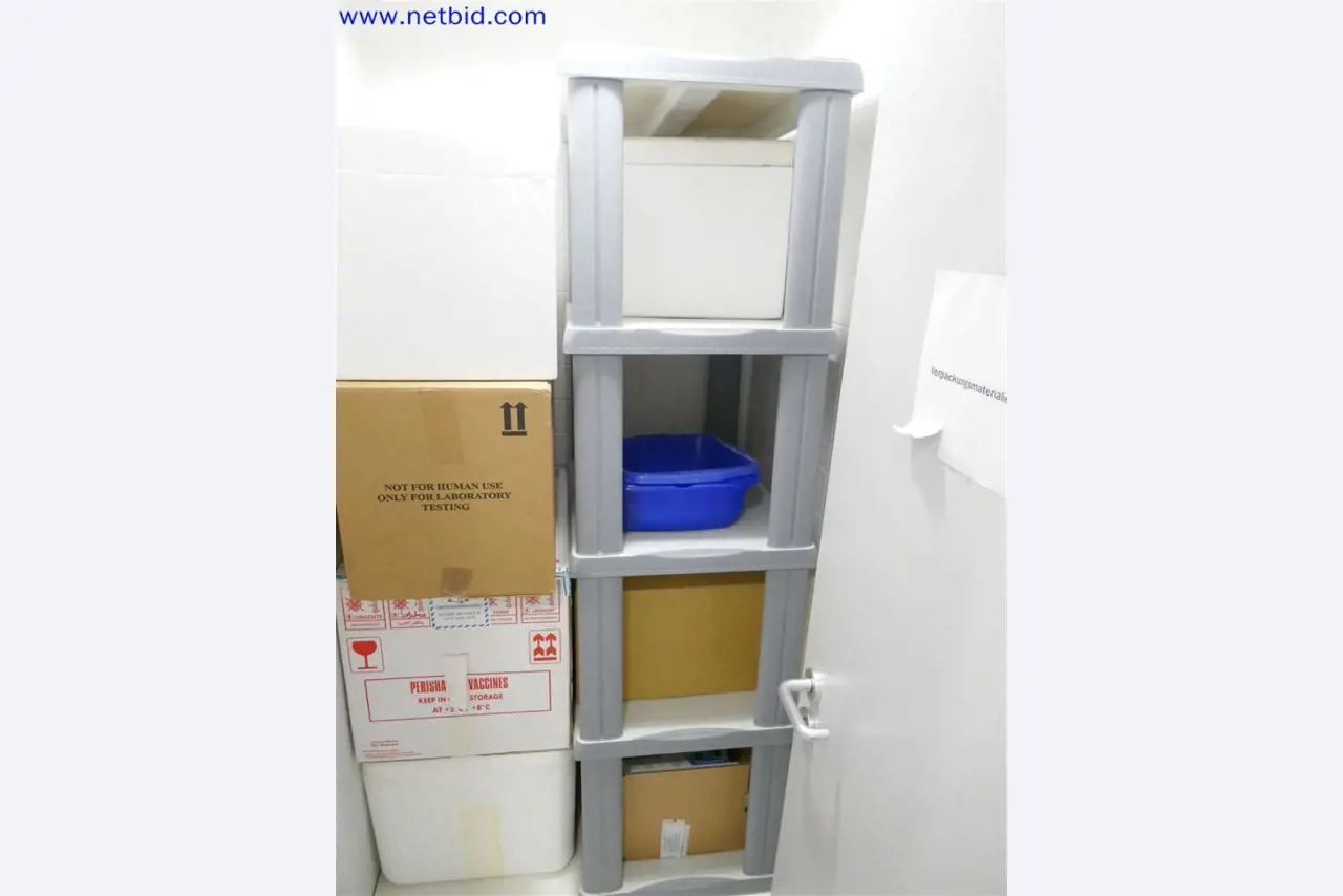 Well-maintained and extensive laboratory equipment-2