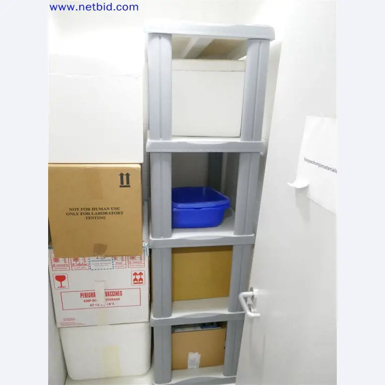 Well-maintained and extensive laboratory equipment-2