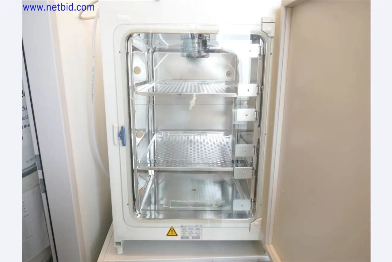 Equipos de laboratorio amplios y en buen estado-1