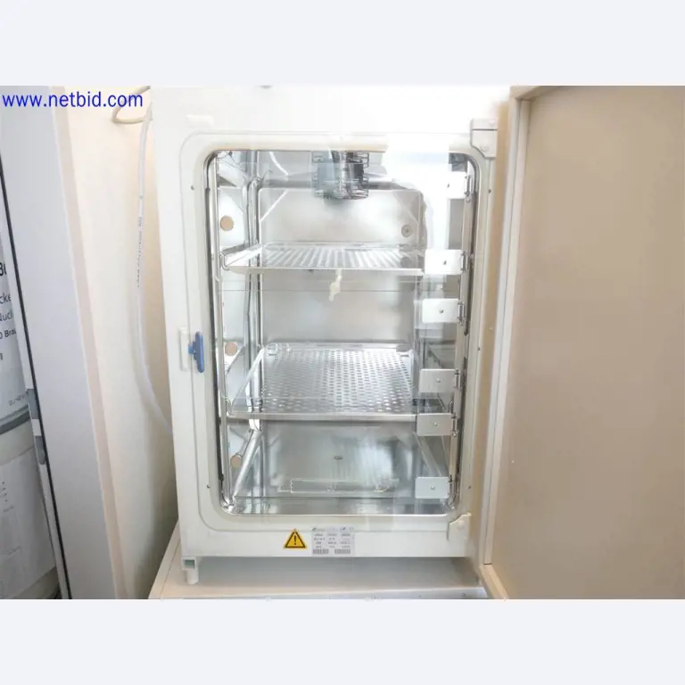 Equipos de laboratorio amplios y en buen estado-1