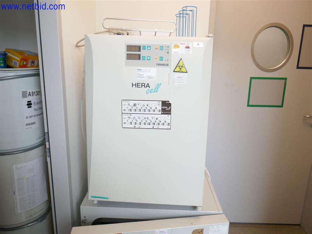 Dobře udržované a rozsáhlé laboratorní vybavení-2