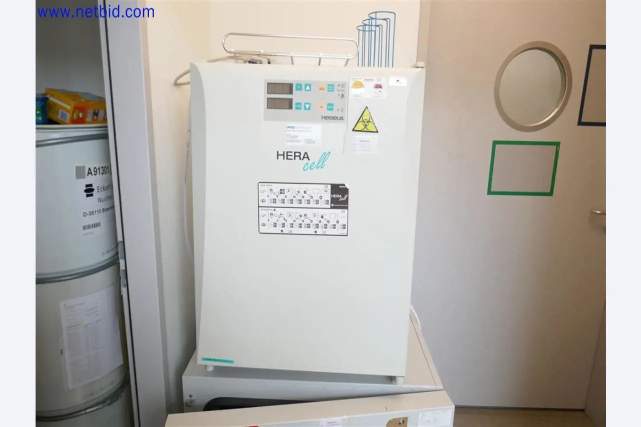 Equipos de laboratorio amplios y en buen estado-2