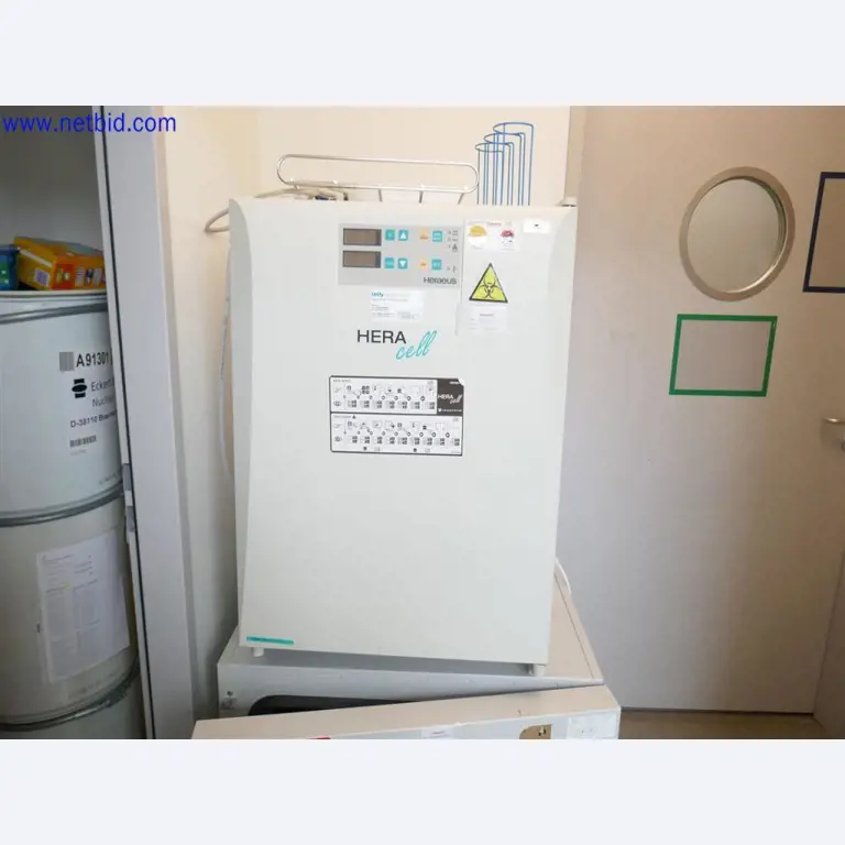 Equipos de laboratorio amplios y en buen estado-2