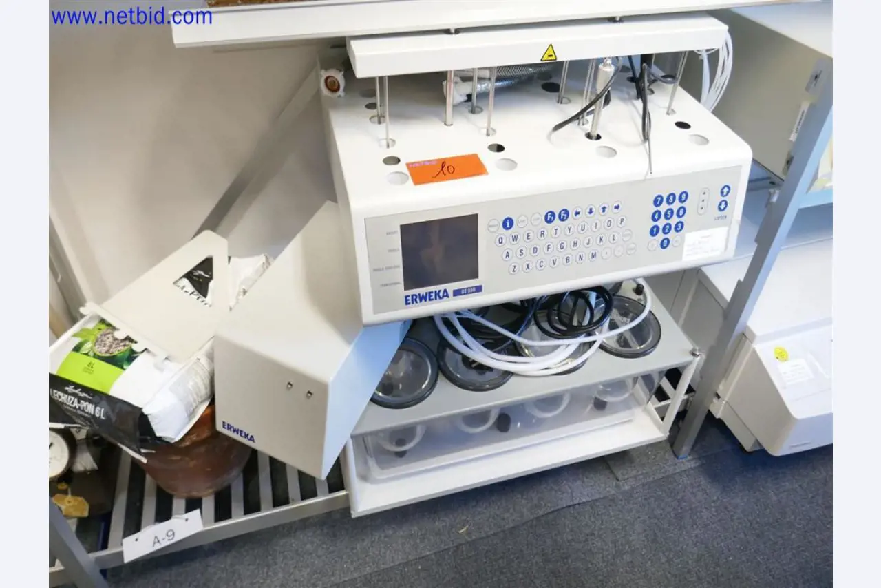 Gepflegte und umfangreiche Laborausstattung -1