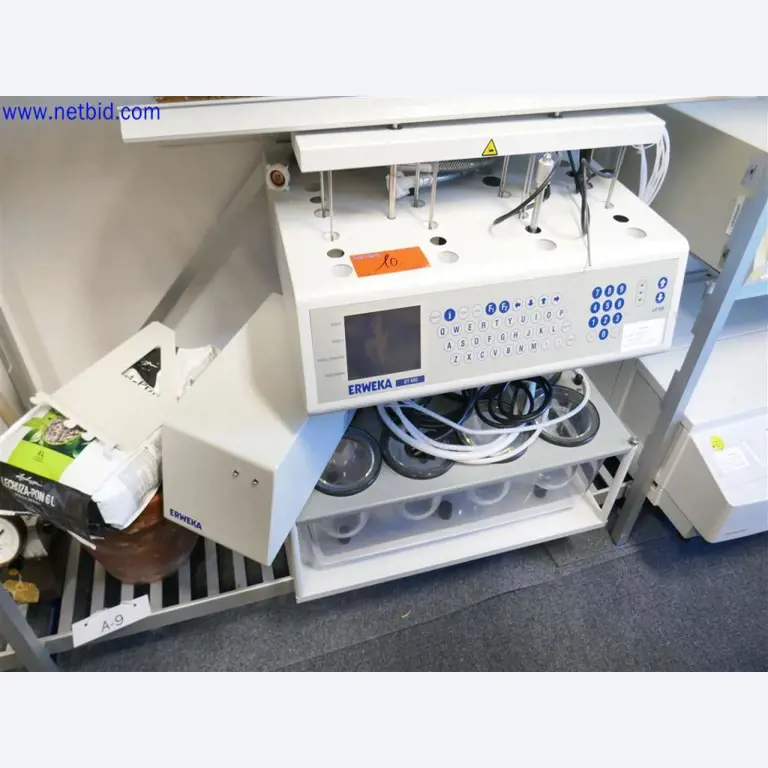 Gepflegte und umfangreiche Laborausstattung -1