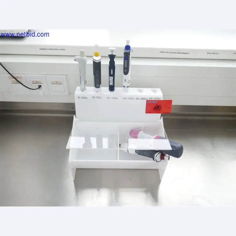 Equipos de laboratorio amplios y en buen estado-1