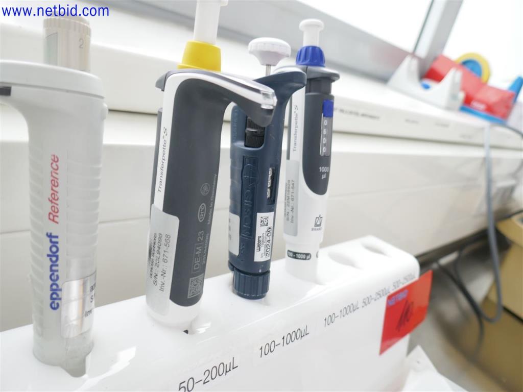 Equipos de laboratorio amplios y en buen estado-2