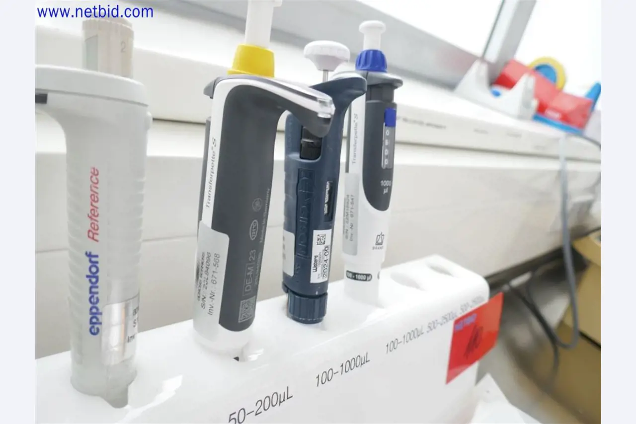 Equipos de laboratorio amplios y en buen estado-2