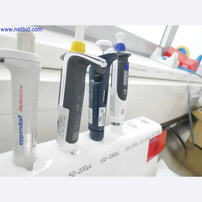 Equipos de laboratorio amplios y en buen estado-2