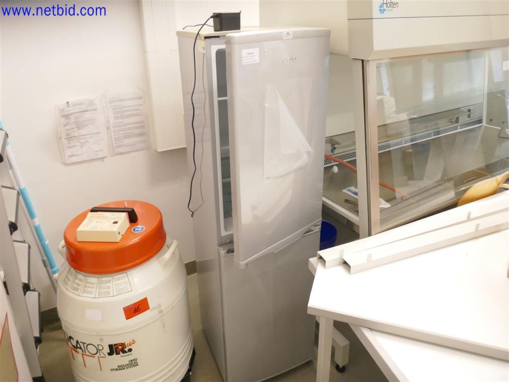 Gepflegte und umfangreiche Laborausstattung -1