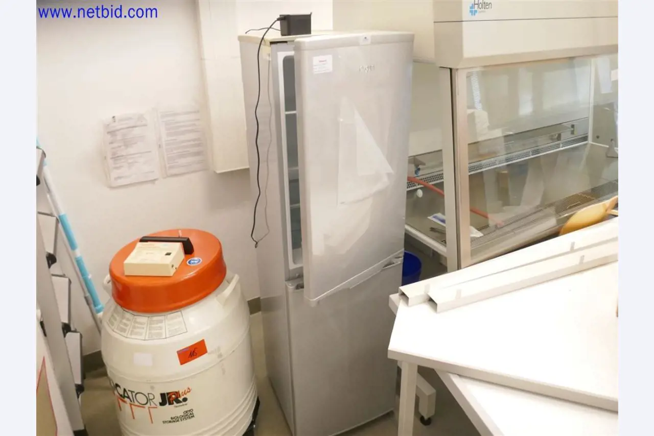 Dobře udržované a rozsáhlé laboratorní vybavení-1