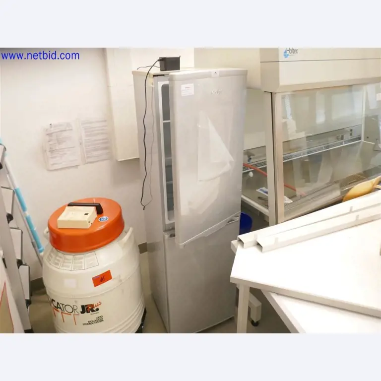 Dobře udržované a rozsáhlé laboratorní vybavení-1