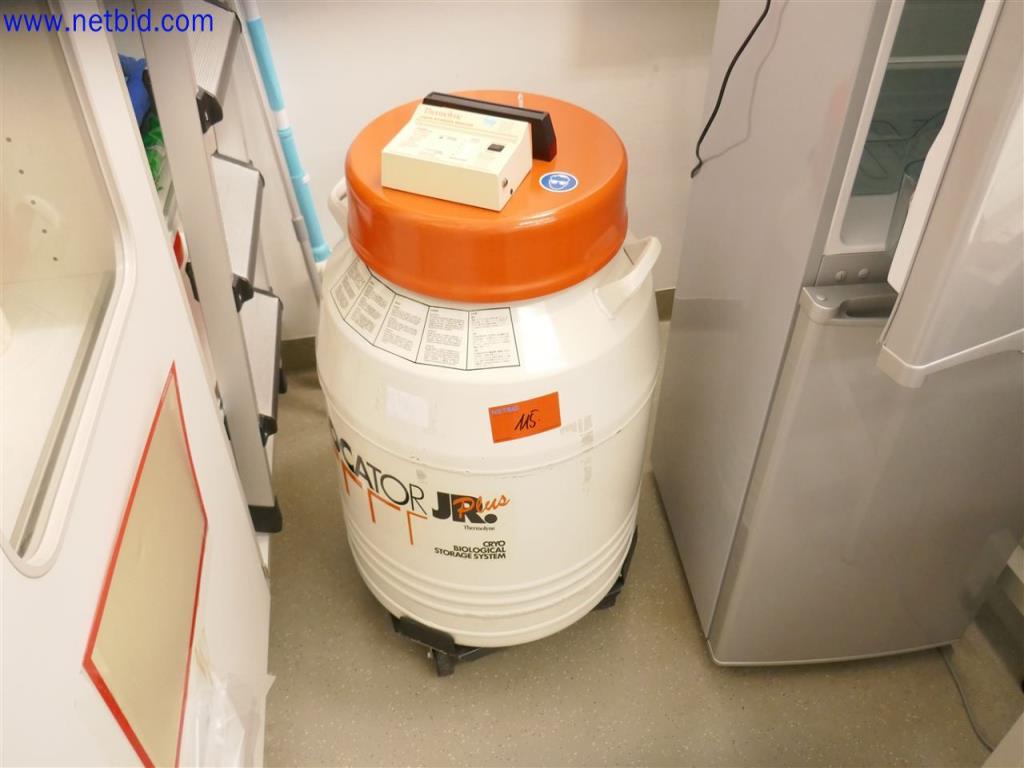 Gepflegte und umfangreiche Laborausstattung -2