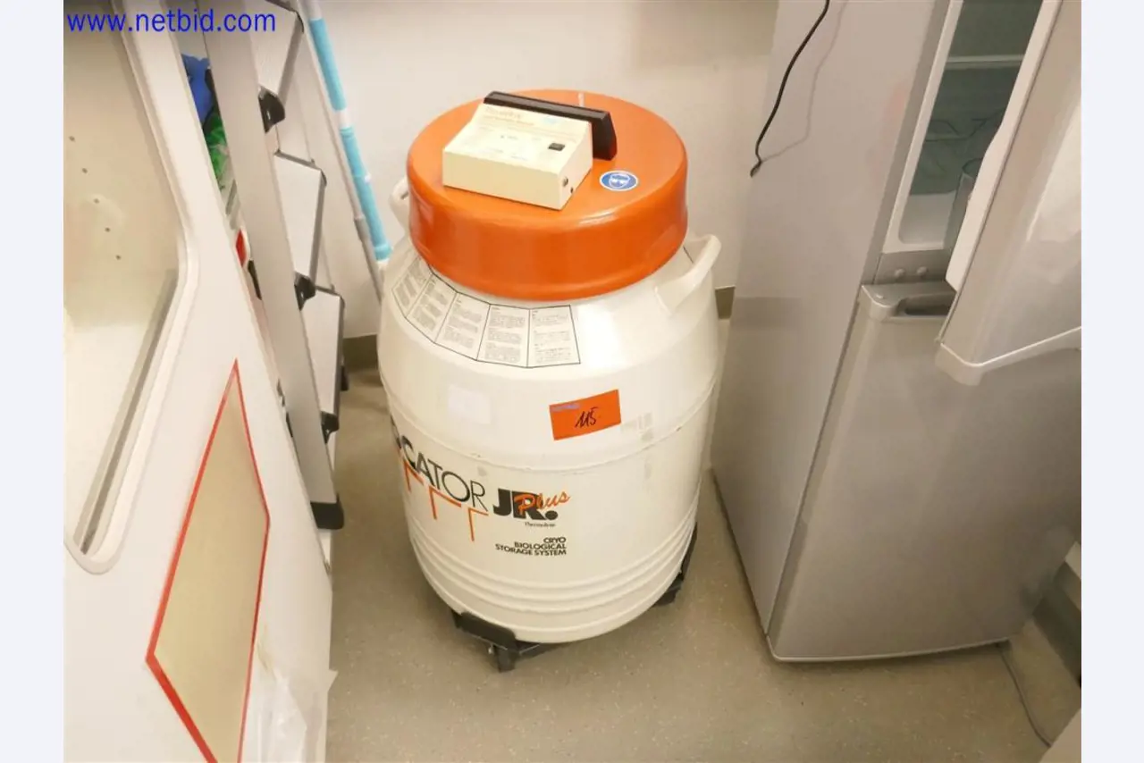 Dobře udržované a rozsáhlé laboratorní vybavení-2