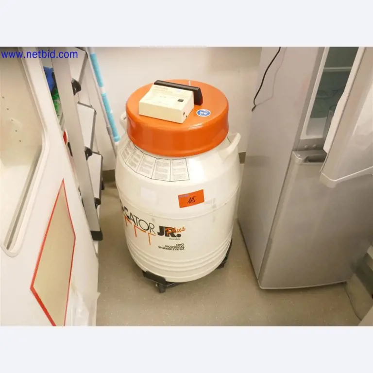 Dobře udržované a rozsáhlé laboratorní vybavení-2