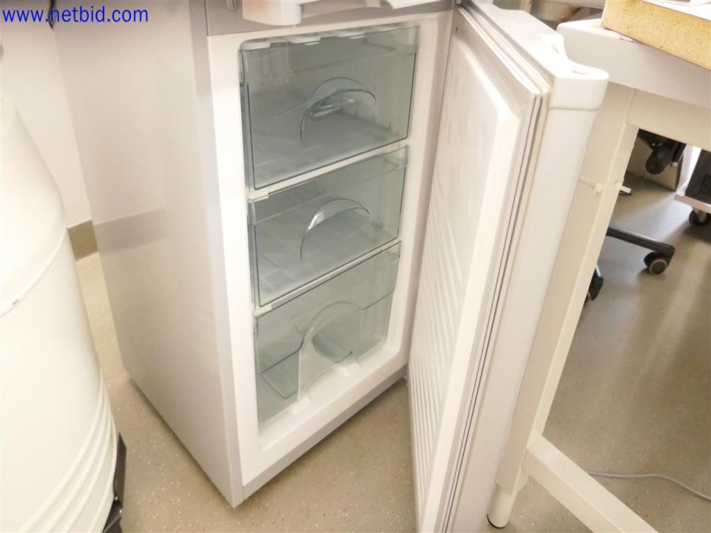 Gepflegte und umfangreiche Laborausstattung -3