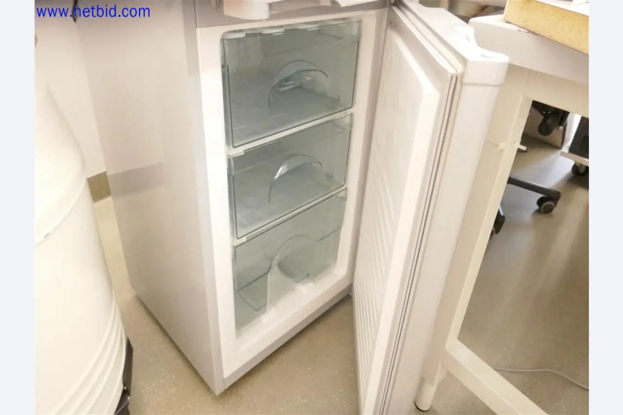 Dobře udržované a rozsáhlé laboratorní vybavení-3