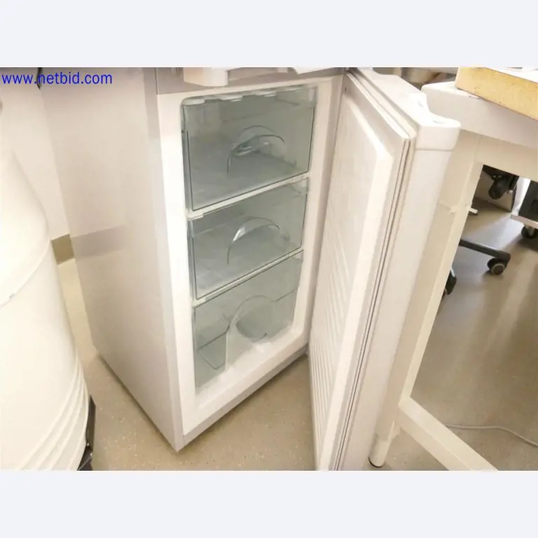 Dobře udržované a rozsáhlé laboratorní vybavení-3