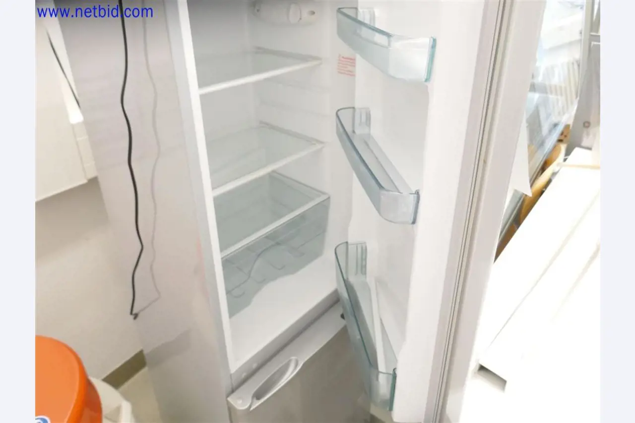 Dobře udržované a rozsáhlé laboratorní vybavení-4